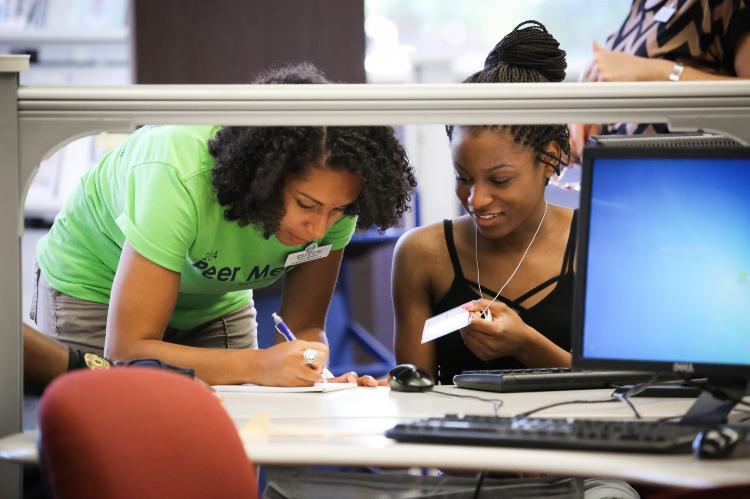 Peer mentor assistant new student during Orientation